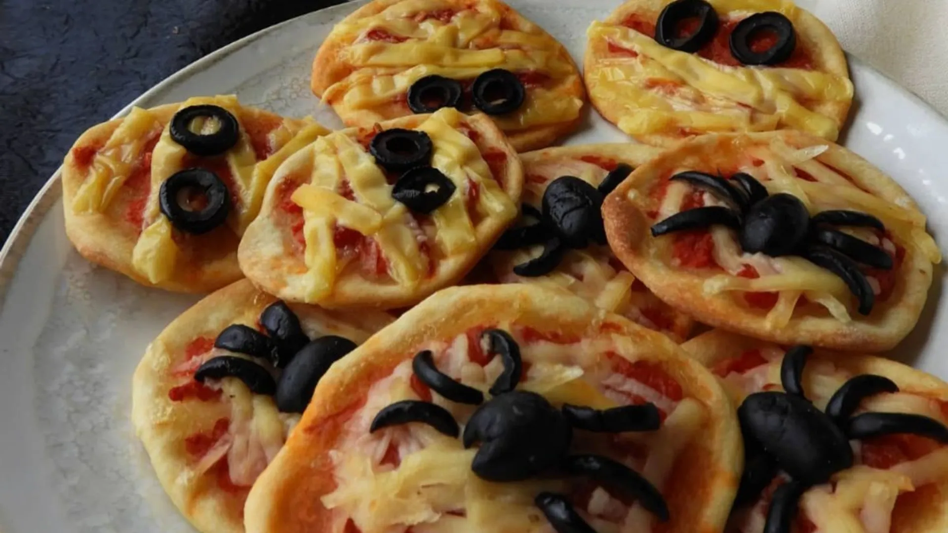 Como Fazer Minipizzas Assustadoras para o Halloween