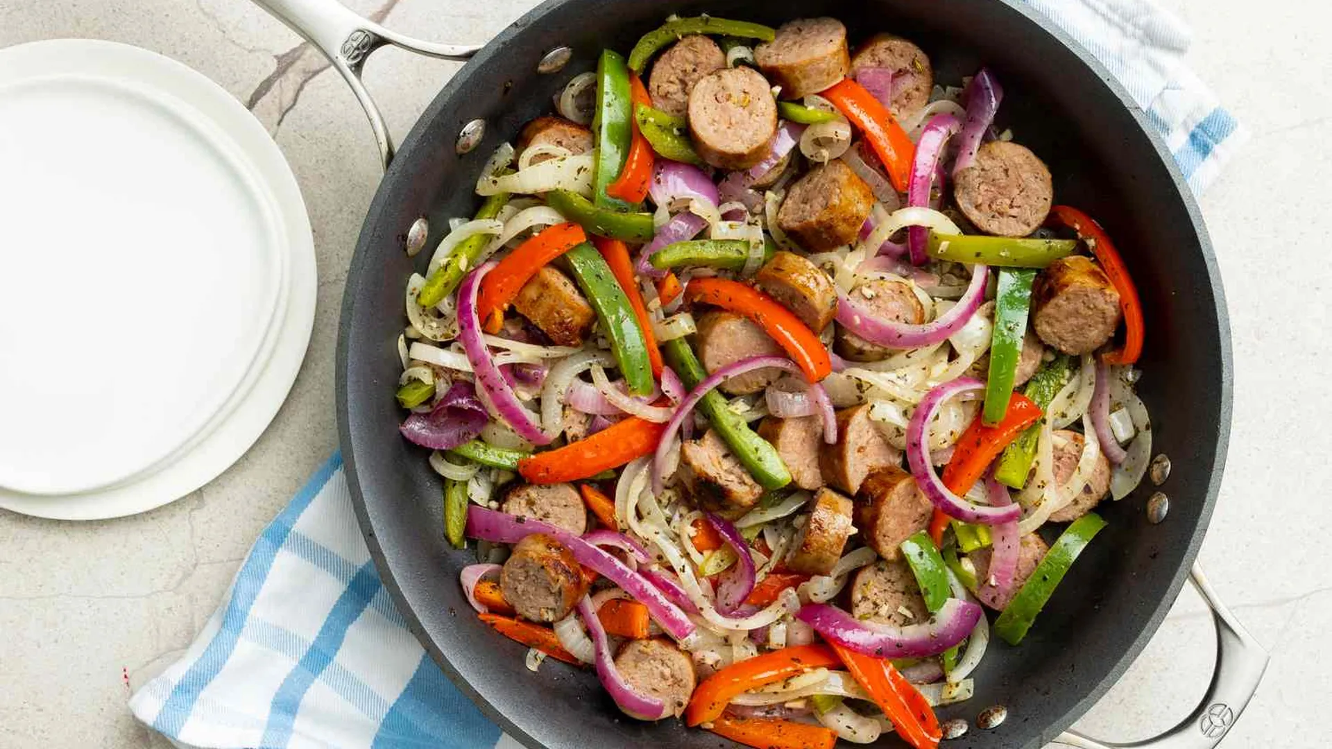 Como Fazer Salsicha Italiana com Pimentões e Cebolas em Uma Panela
