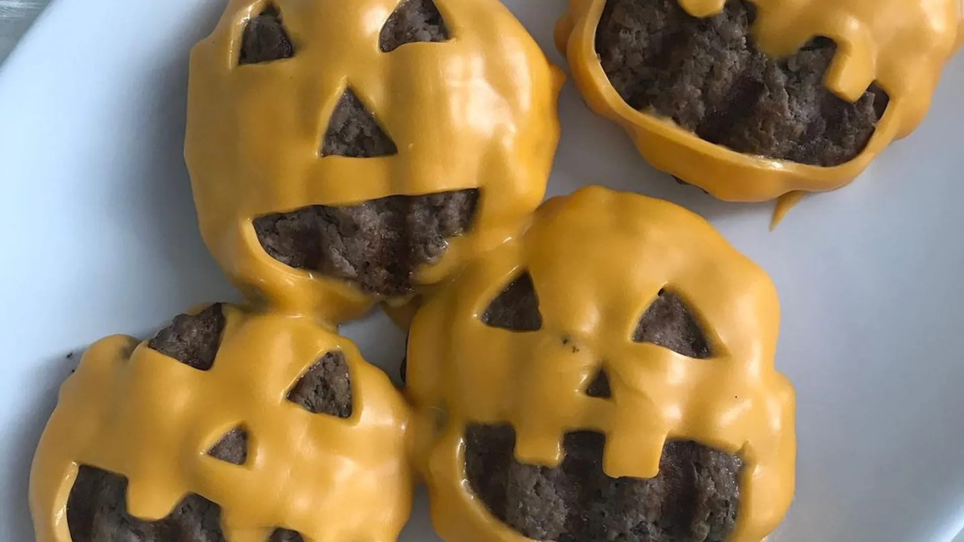Como Fazer Hambúrguer de Halloween com Queijo Decorado